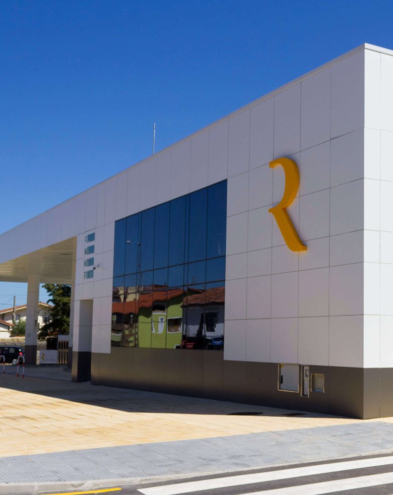 Vista exterior vertical de Ruyco Petrol Barreda