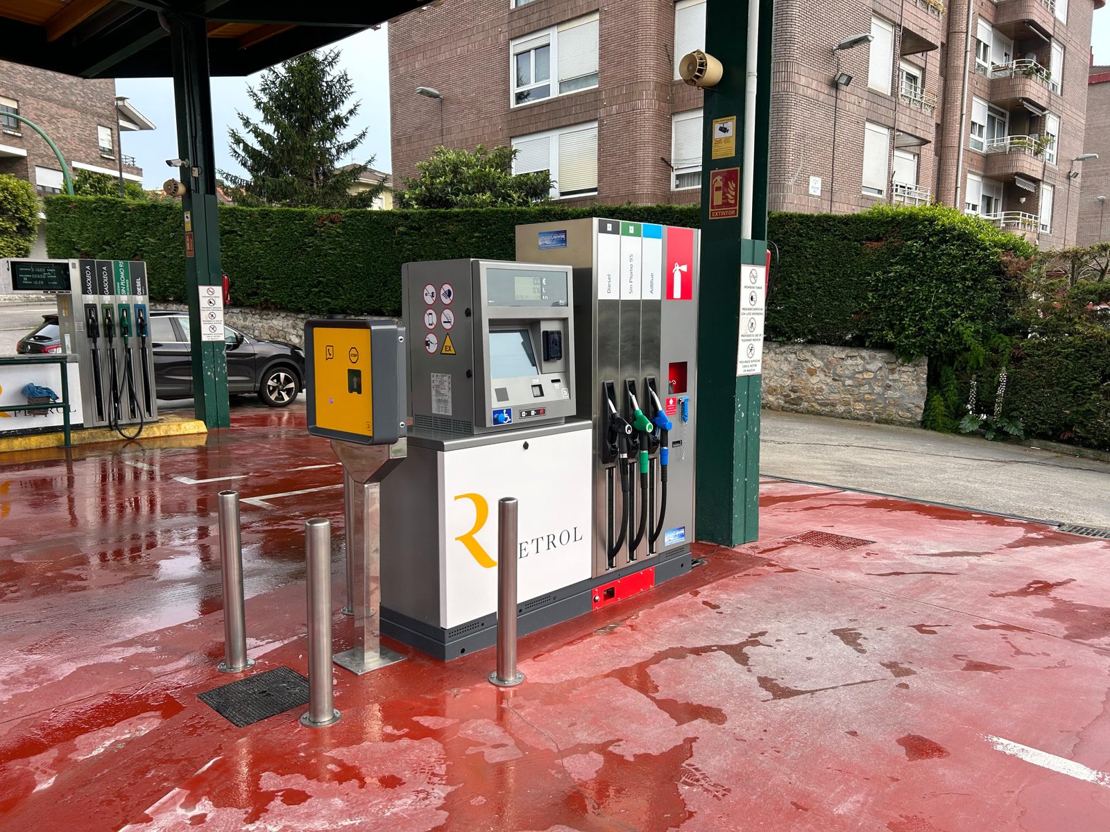 Vista del surtidor desatendido en funcionamiento